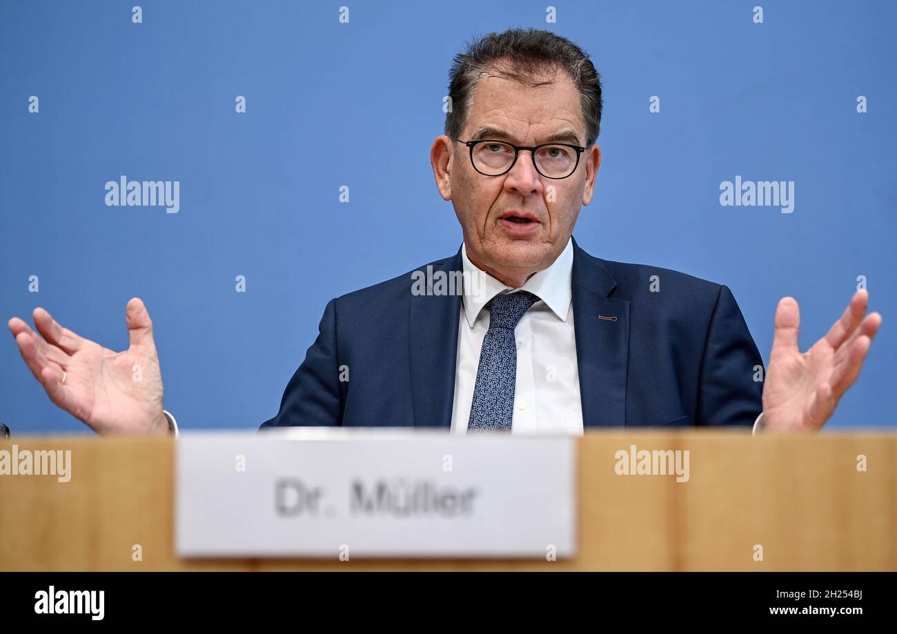 Berlin, Deutschland. Oktober 2021. Gerd Müller (CSU), Bundesminister für wirtschaftliche Zusammenarbeit und Entwicklung, spricht auf einer Pressekonferenz zum 16. Entwicklungspolitischen Bericht. Kredit: Britta Pedersen/dpa-Zentralbild/dpa/Alamy Live Nachrichten Stockfoto