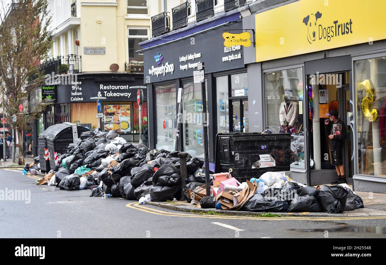 Brighton UK 20. Oktober 2021 - nach einem zweiwöchigen Streik der Binmänner sind noch immer Stapel von Müll auf den Straßen von Brighton zu sehen. Allerdings stimmte der von den Grünen geführte stadtrat gestern Abend für eine Vereinbarung zur Beendigung des Streiks : Credit Simon Dack / Alamy Live News Stockfoto