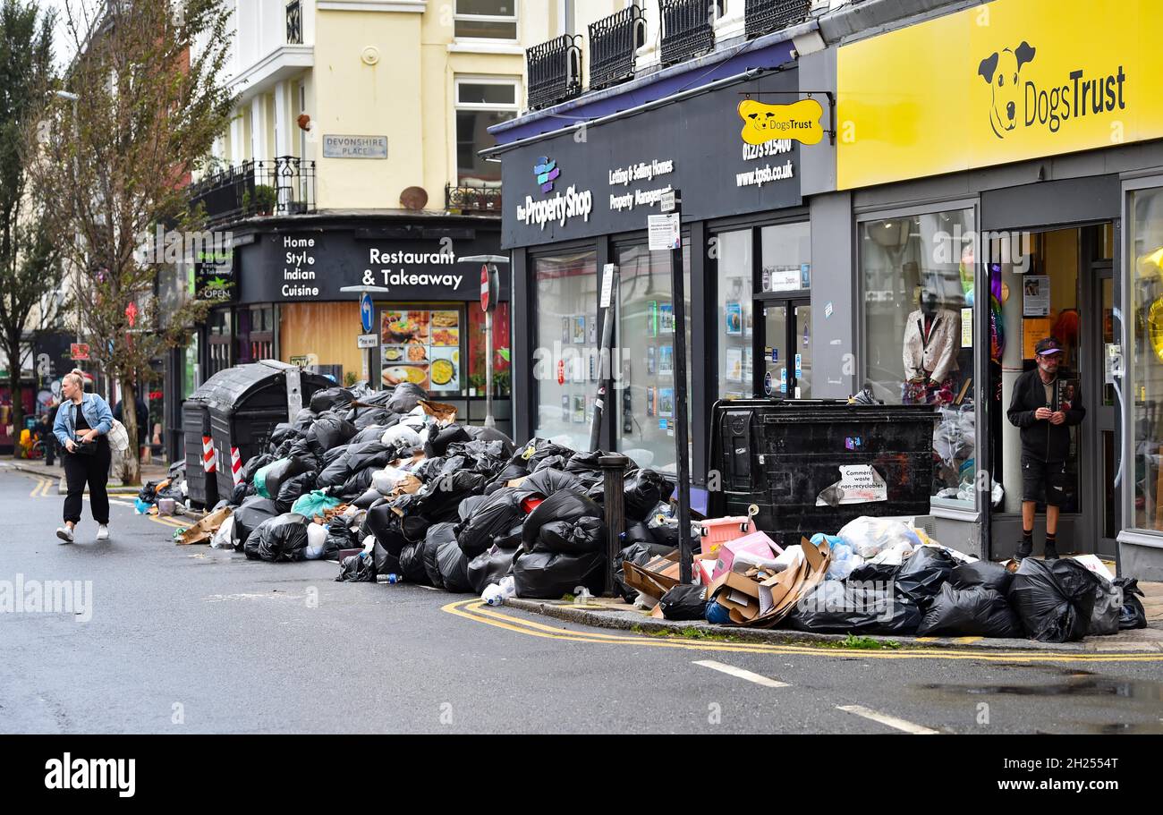 Brighton UK 20. Oktober 2021 - nach einem zweiwöchigen Streik der Binmänner sind noch immer Stapel von Müll auf den Straßen von Brighton zu sehen. Allerdings stimmte der von den Grünen geführte stadtrat gestern Abend für eine Vereinbarung zur Beendigung des Streiks : Credit Simon Dack / Alamy Live News Stockfoto