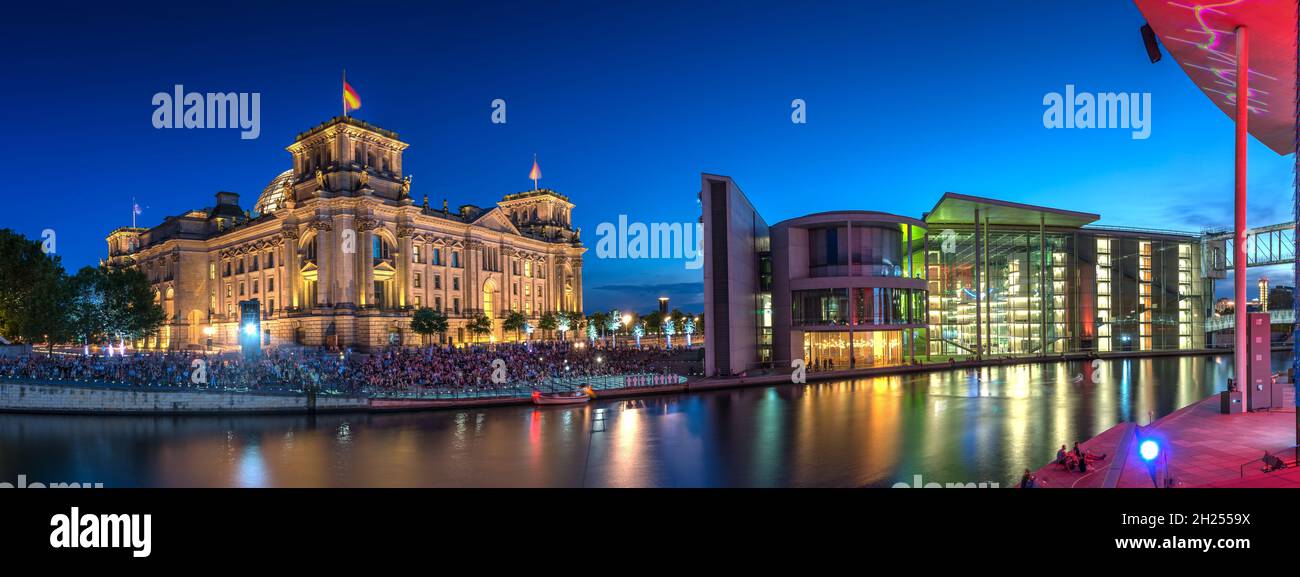 Berlins Regierungsviertel bei Nacht Stockfoto