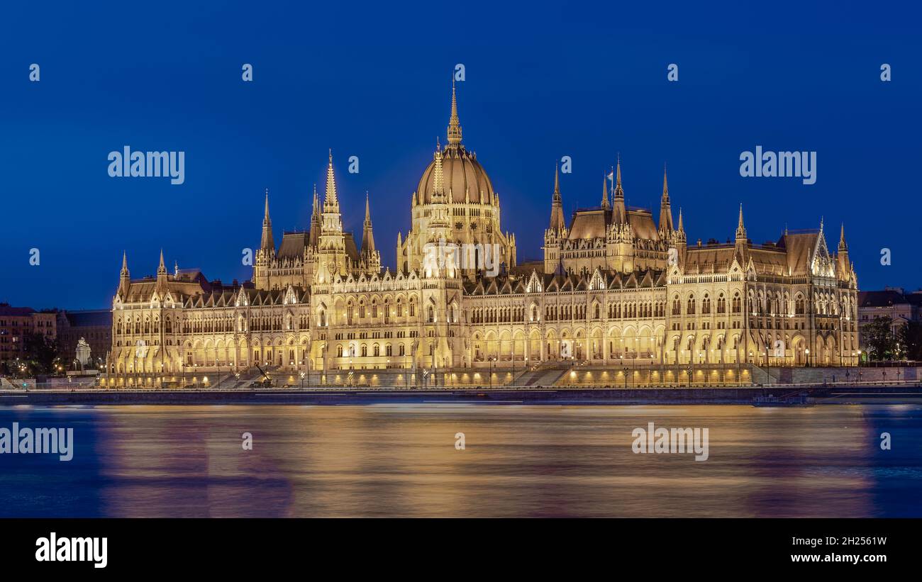 Parlamentsgebäude von Budapest mit der Donau in der blauen Stunde Stockfoto