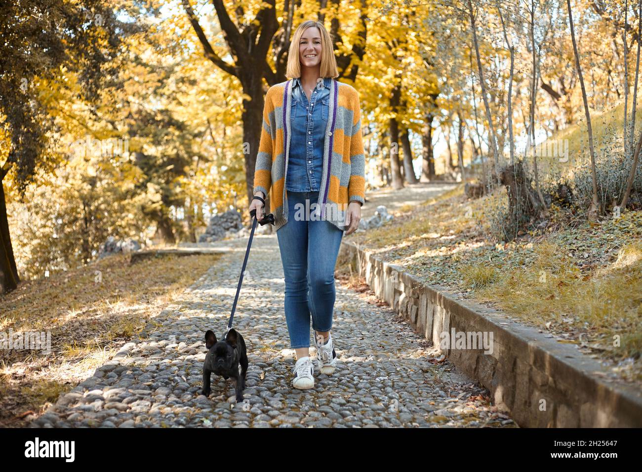 Closeup auf glückliche junge Frau mit Hund im Freien im Herbst Stockfoto