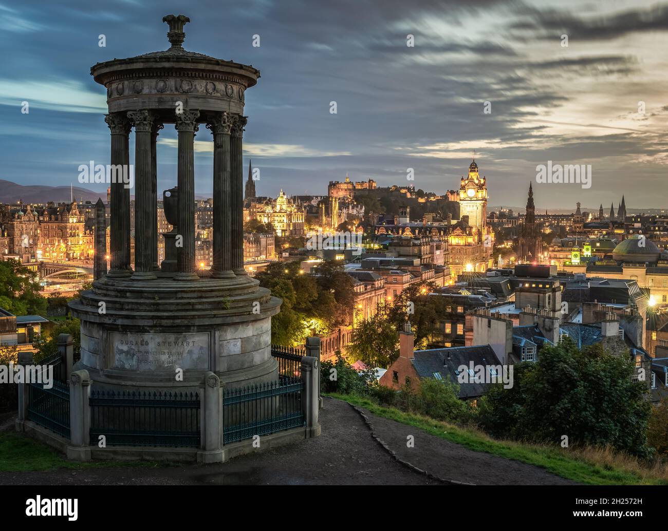Altstadt von Edinburgh und Edinburgh Castle bei Sonnenuntergang Stockfoto