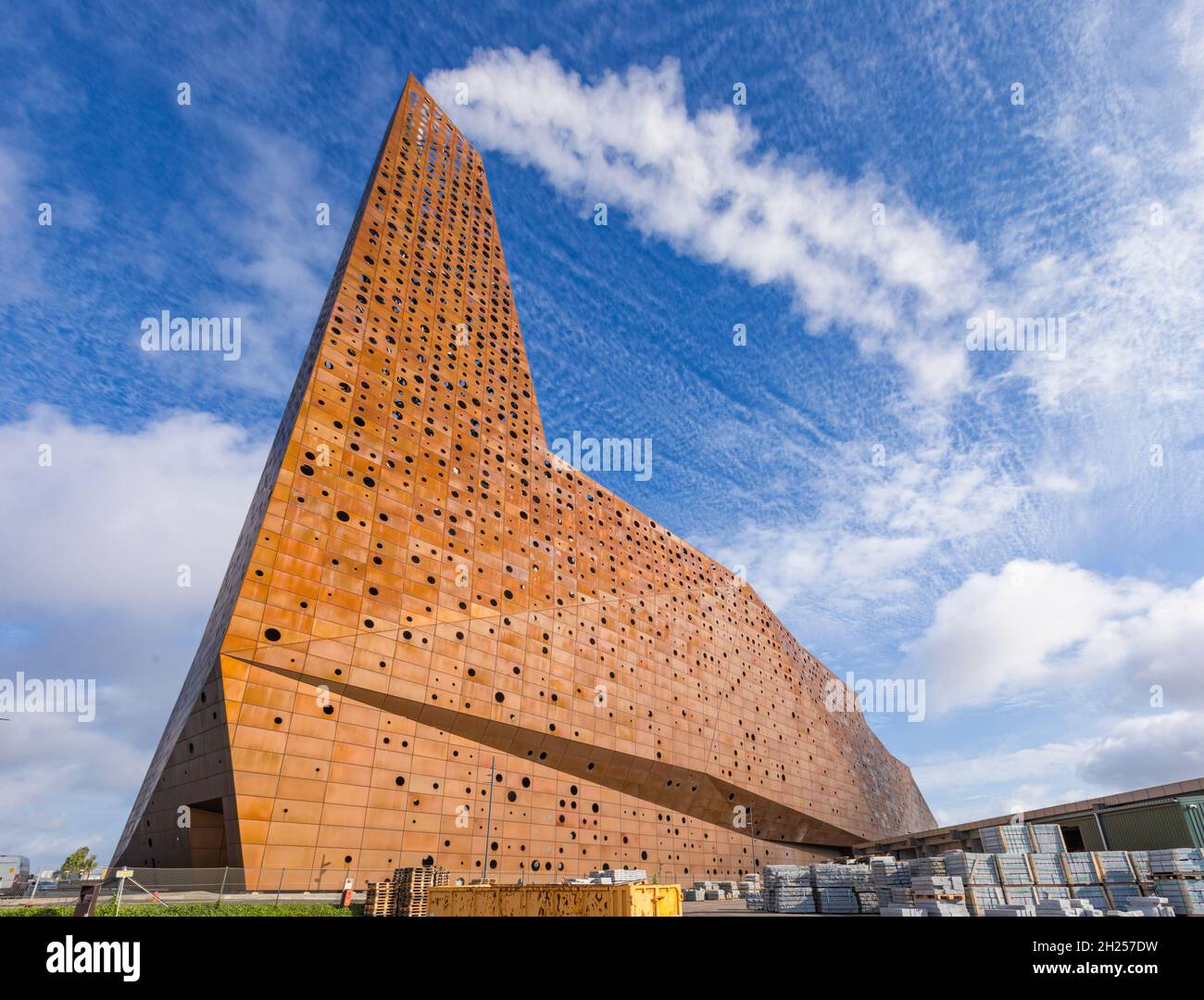 Roskilde, Dänemark – 22. September 2021: Das Waste-to-Energy-Kraftwerk und das thermische Kraftwerk des niederländischen Architekten Erick van Egeraat Stockfoto