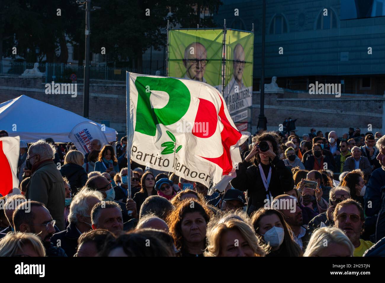 Rom, Italien 15/10/2021: Abschlusskampagne von Roberto Gualtieri zur Wahl des Bürgermeisters von Rom - Piazza del Popolo © Andrea Sabbadini Stockfoto