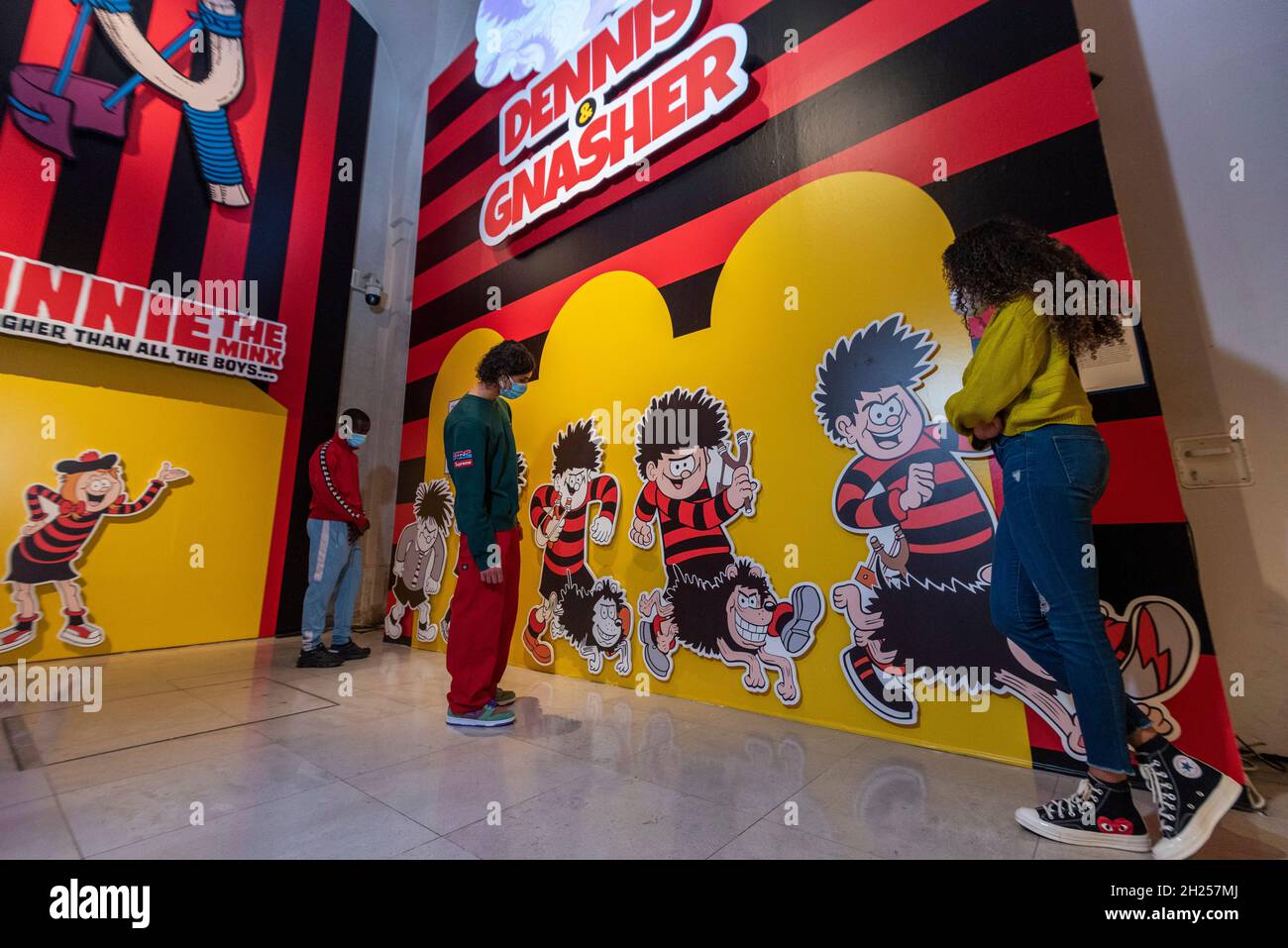 London, Großbritannien. 20. Oktober 2021. Die Entwicklung von Dennis the Menace. Vorschau auf „Beano: The Art of Breaking the Rules“, eine neue Ausstellung im Somerset House, die den längsten wöchentlichen Comic der Welt und eine britische Kulturikone feiert: Beano. Kuratiert vom Künstler und lebenslangen Beano-Fan Andy Holden, werden Werke von Schriftstellern, Musikern, Malern, Bildhauern und Fotografen in einer Ausstellung, die vom 21. Oktober 2021 bis zum 6. März 2022 läuft, zusammen mit Original-Comic-Kunstwerken und Artefakten aus dem Beano-Archiv gezeigt. Kredit: Stephen Chung / Alamy Live Nachrichten Stockfoto