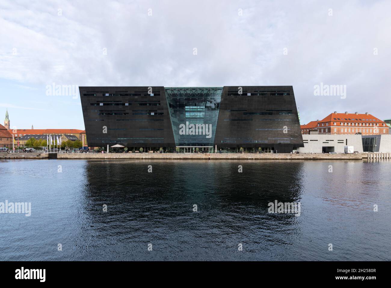 Das Gebäude der Königlichen Bibliothek in Kopenhagen, auch bekannt als Black Diamond, an der Hafenpromenade Stockfoto