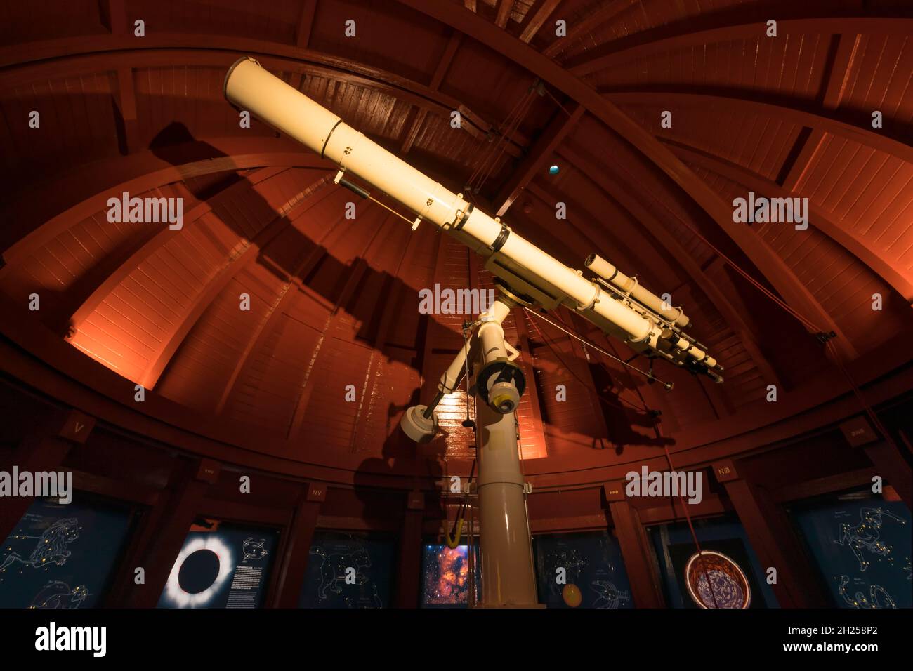 Kopenhagen, Dänemark – 21. September 2021: Das Teleskop in der Sternwarte-Kuppel auf dem Rundturm oder Rundetaarn. Stockfoto
