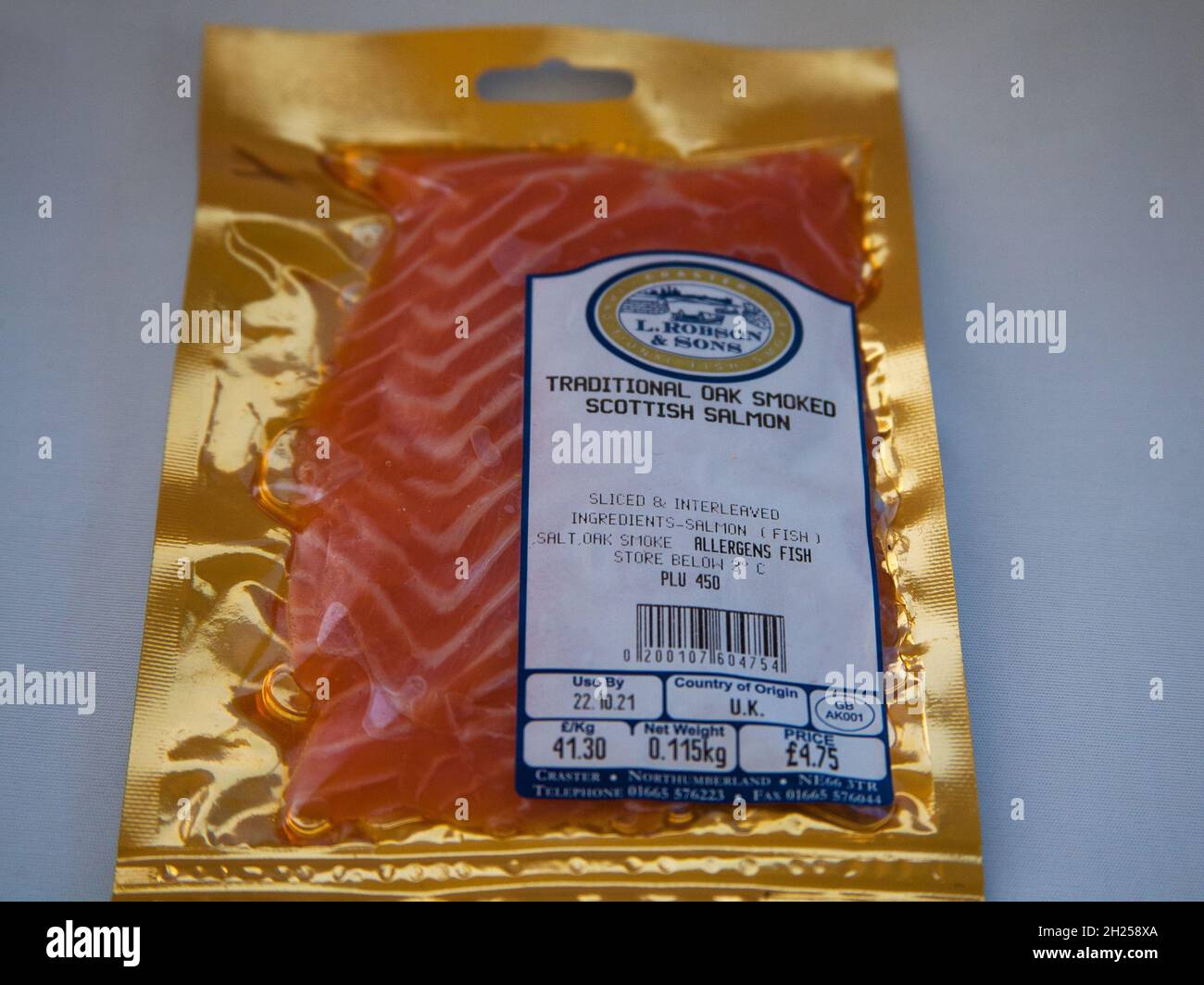 Paket mit traditionellem, geräuchertem schottischem Lachs aus Eiche von Craster Northumberland Stockfoto