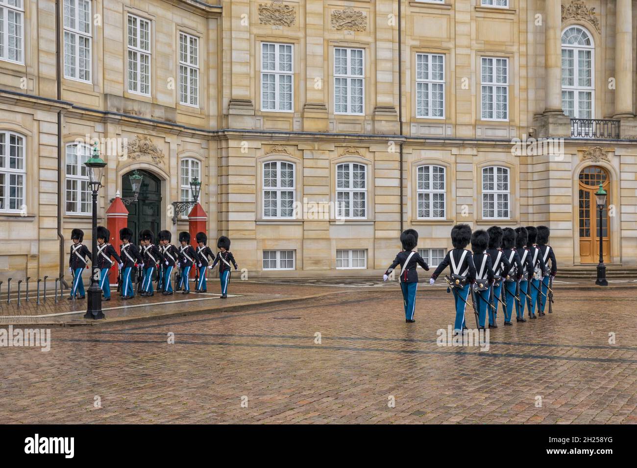 Wachen In Amalienborg Palast Fotos Und Bildmaterial In Hoher wachen-in-amalienborg-palast-fotos-und-bildmaterial-in-hoher