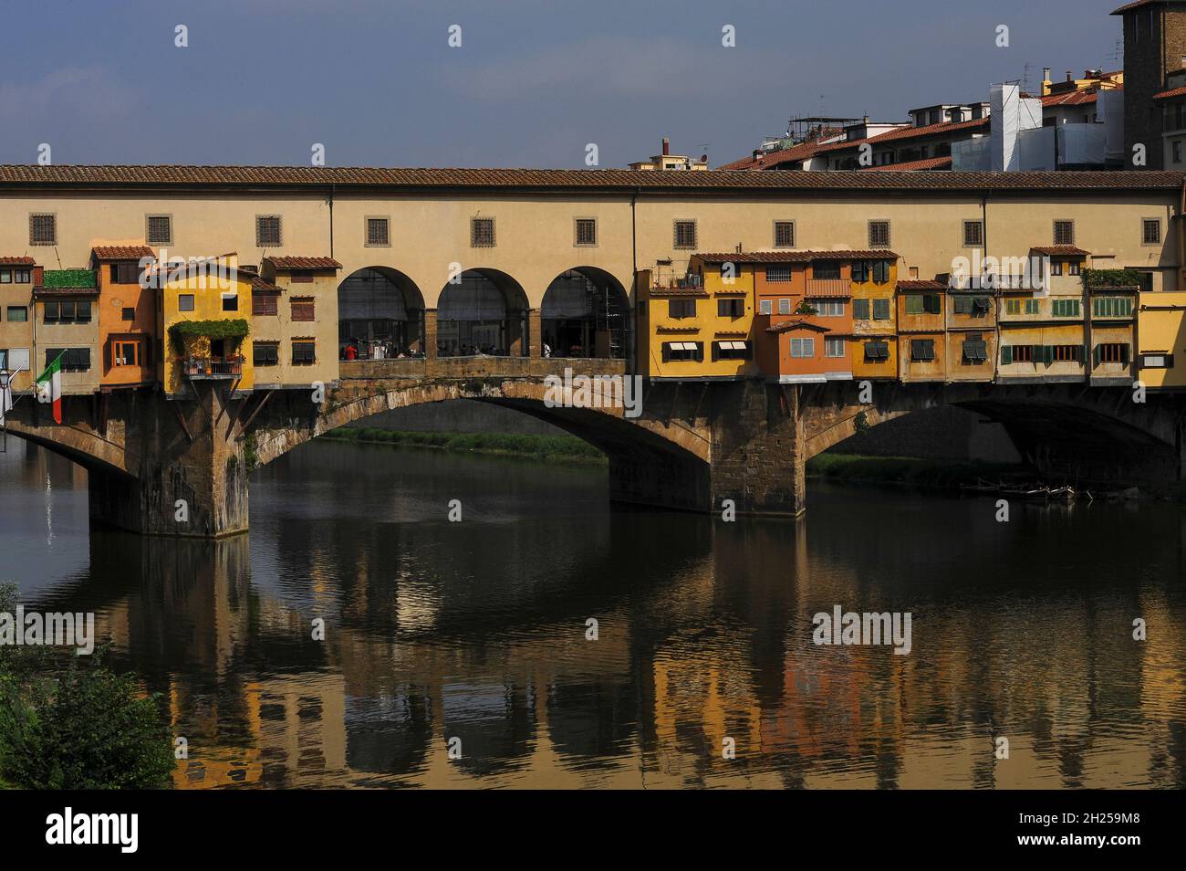 Projektionen über den Fluss Arno, unterstützt von Holzstreben, auf der Ponte Vecchio in Florenz, Toskana, Italien Stockfoto