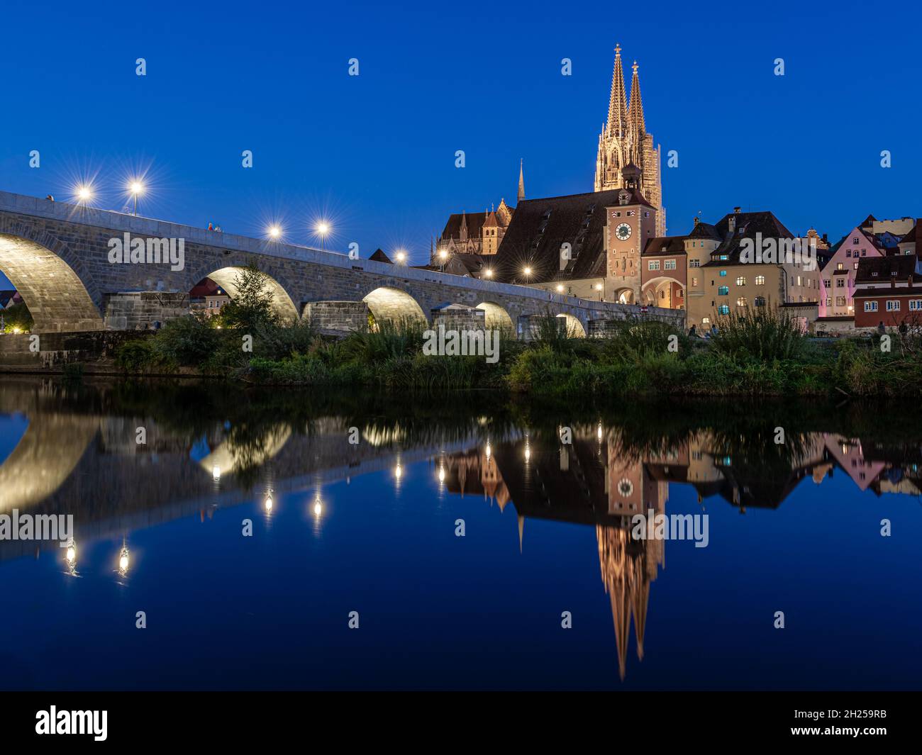 Regensburg in der blauen Stunde Stockfoto