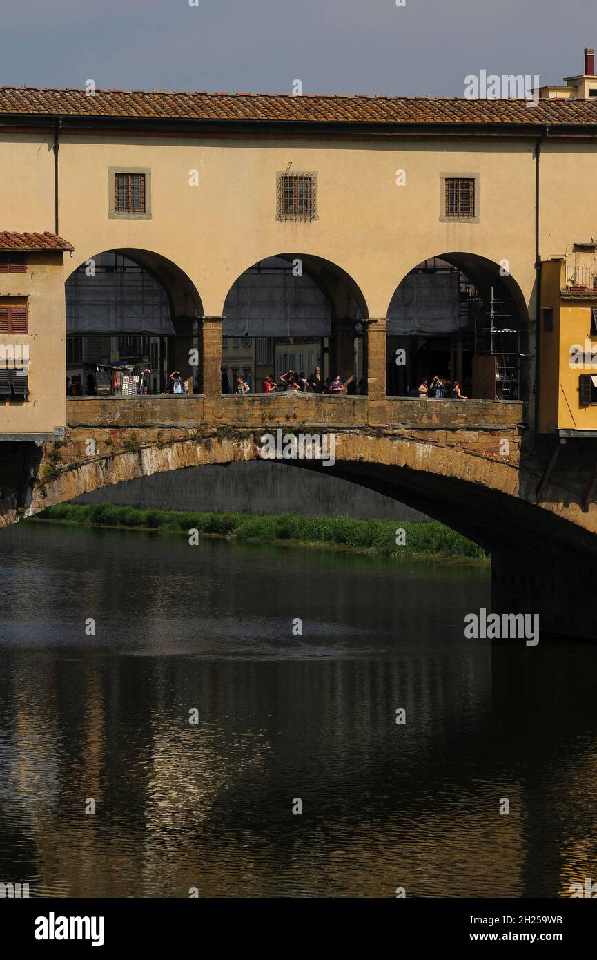 Sommertouristen auf der Ponte Vecchio in Florenz, Toskana, Italien Stockfoto