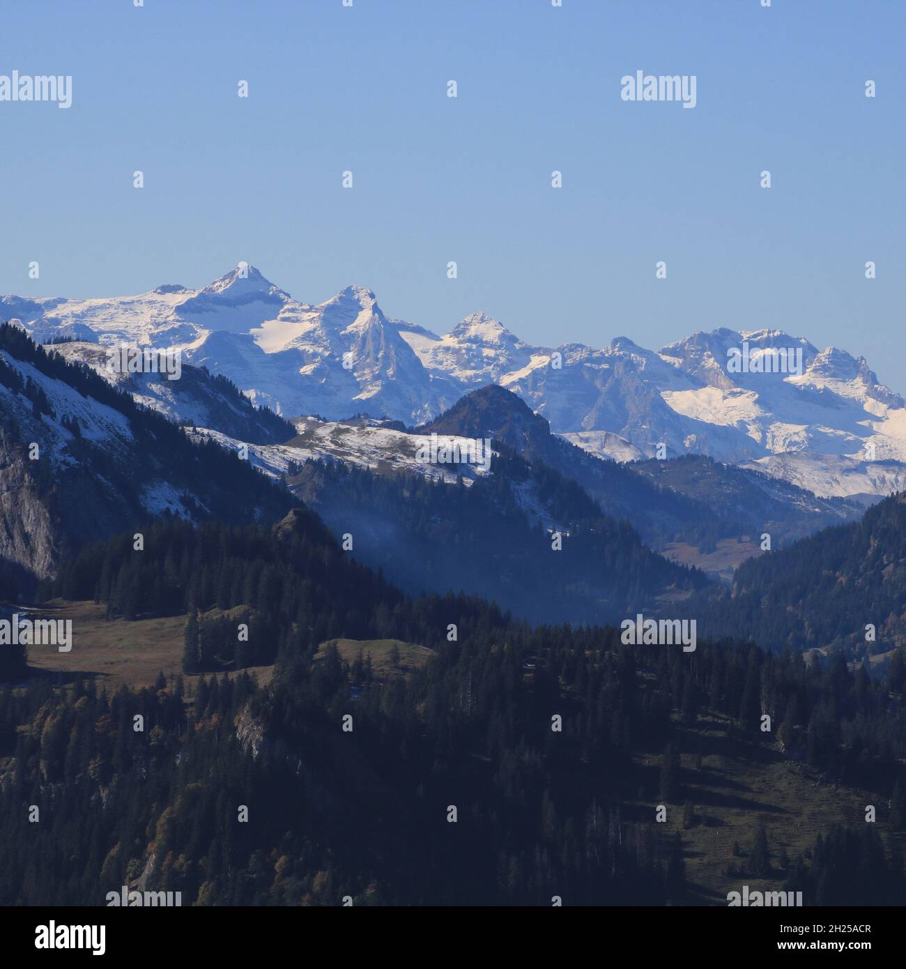 Mount Uri Rotstock und andere Berge von einem Hügel über Innerthal aus gesehen. Stockfoto