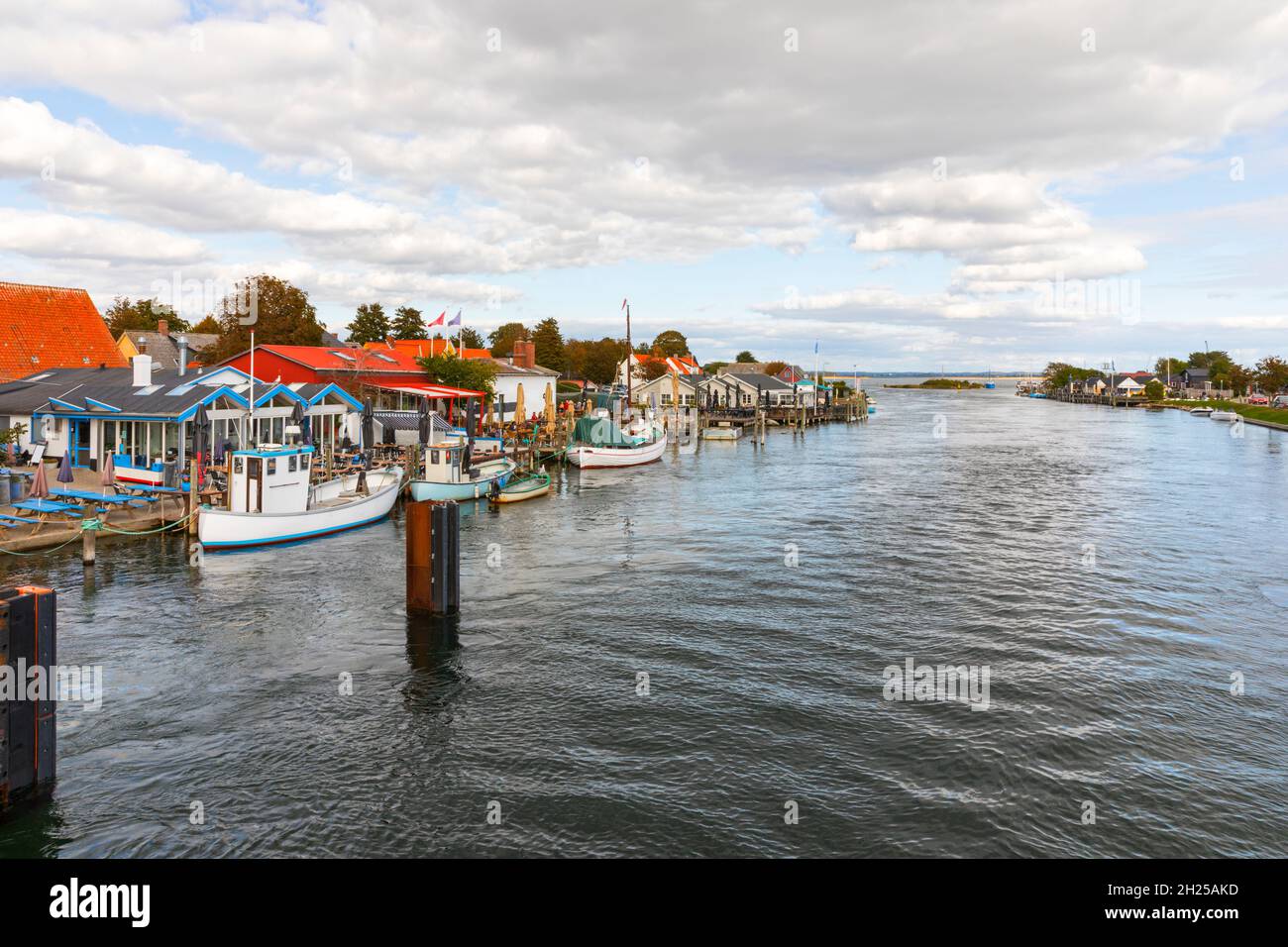 Terrassenrestaurant am Hafen von Karrebæksminde an der Kareebæks Ford, Seeland, Dänemark Stockfoto