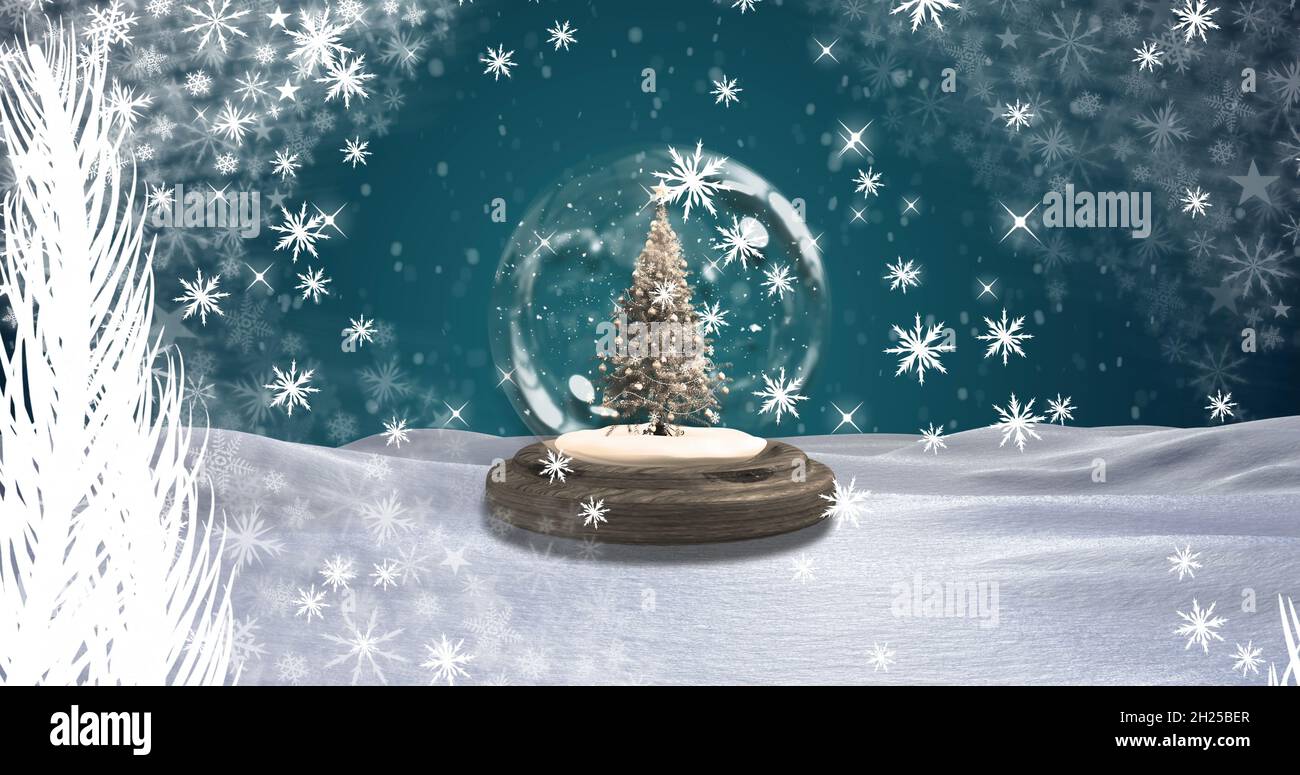 Bild des Schnees, der über den weihnachtsbaum fällt Stockfoto