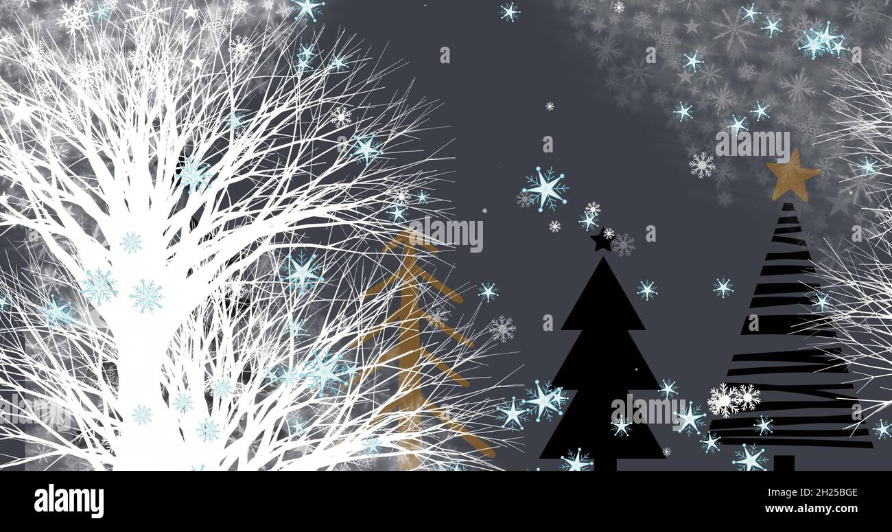 Bild des Schnees, der über weihnachtsbäume fällt Stockfoto