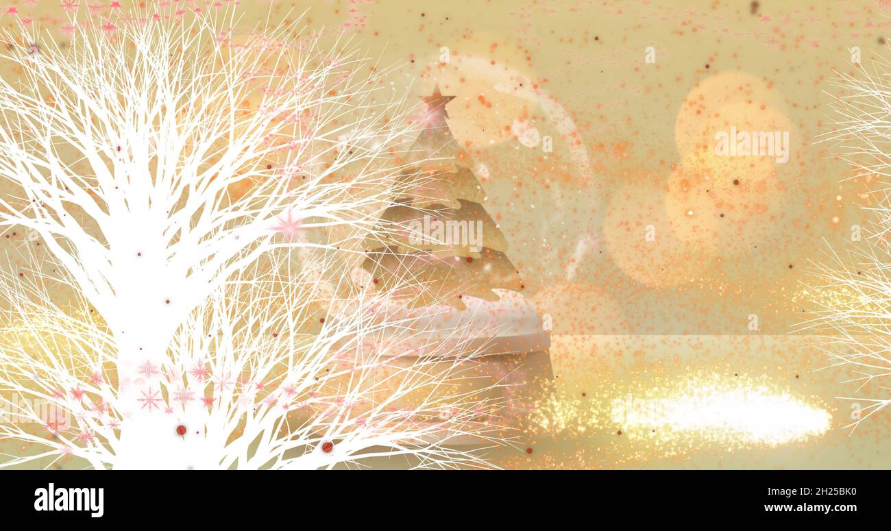 Bild des Schnees, der über den weihnachtsbaum fällt Stockfoto