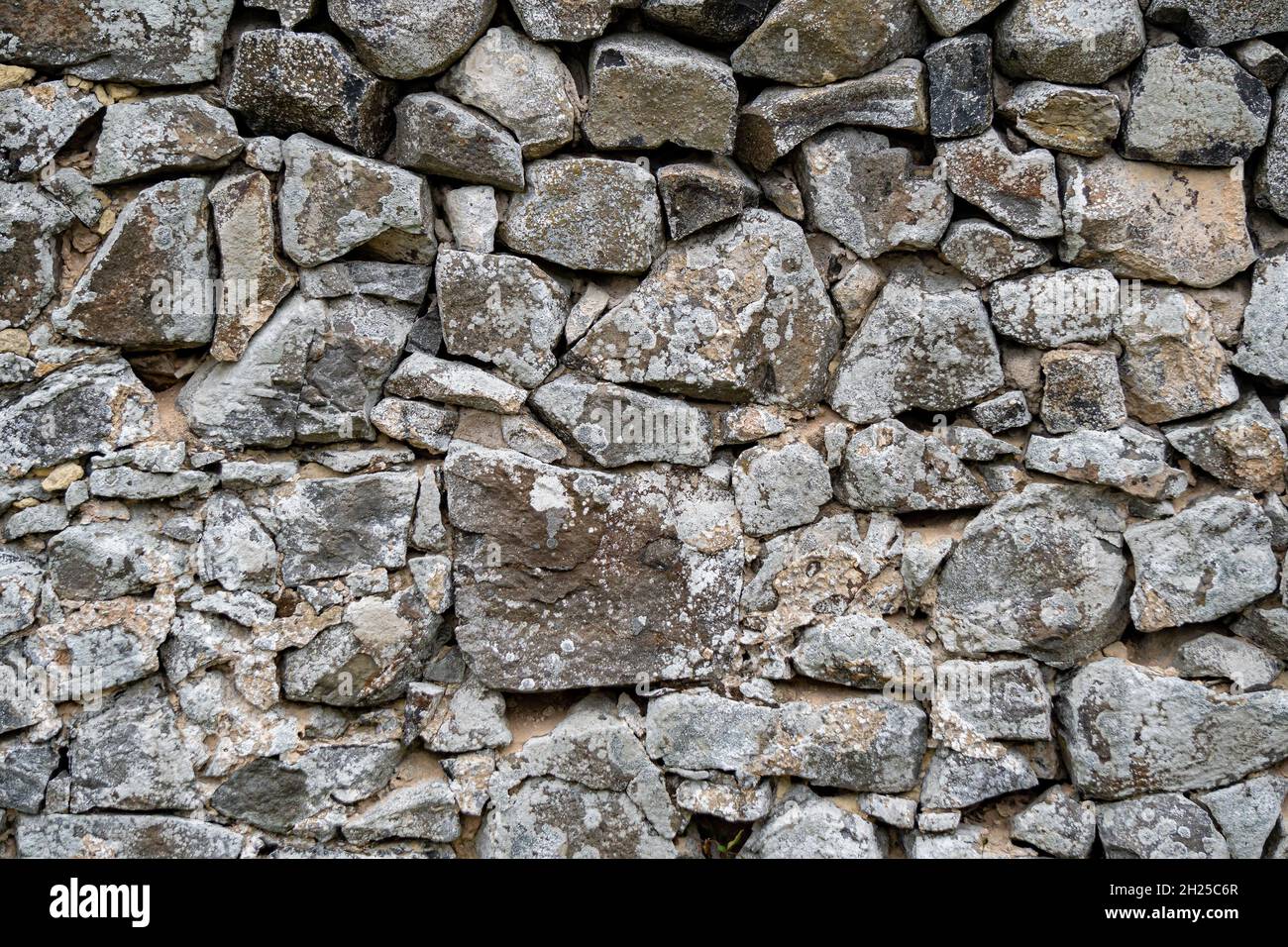 Natursteinmauer aus Feldsteinen Stockfoto