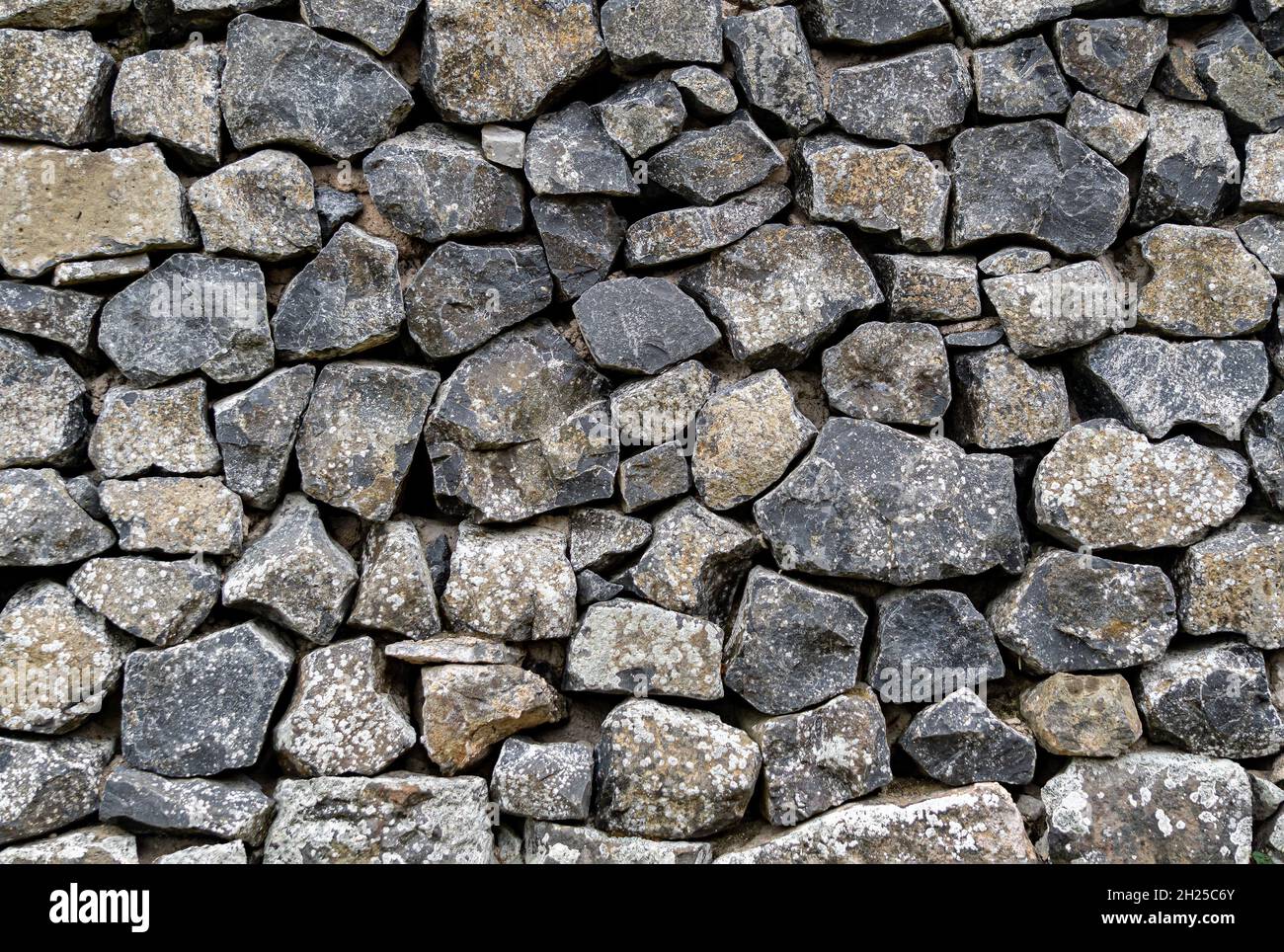 Natursteinmauer aus Feldsteinen Stockfoto