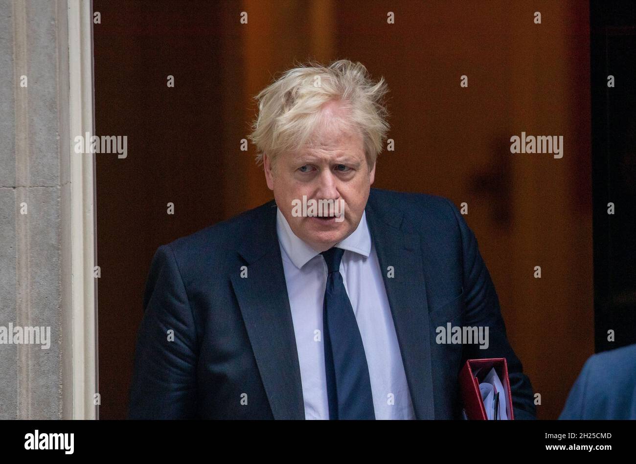 LONDON, 20. OKTOBER 2021, Premierminister Boris Johnson verlässt die Downing Street 10 zur Fragestunde im Unterhaus, als er Fragen über den Winteranstieg des Coronavirus hat.Quelle: Lucy North/Alamy Live News Stockfoto