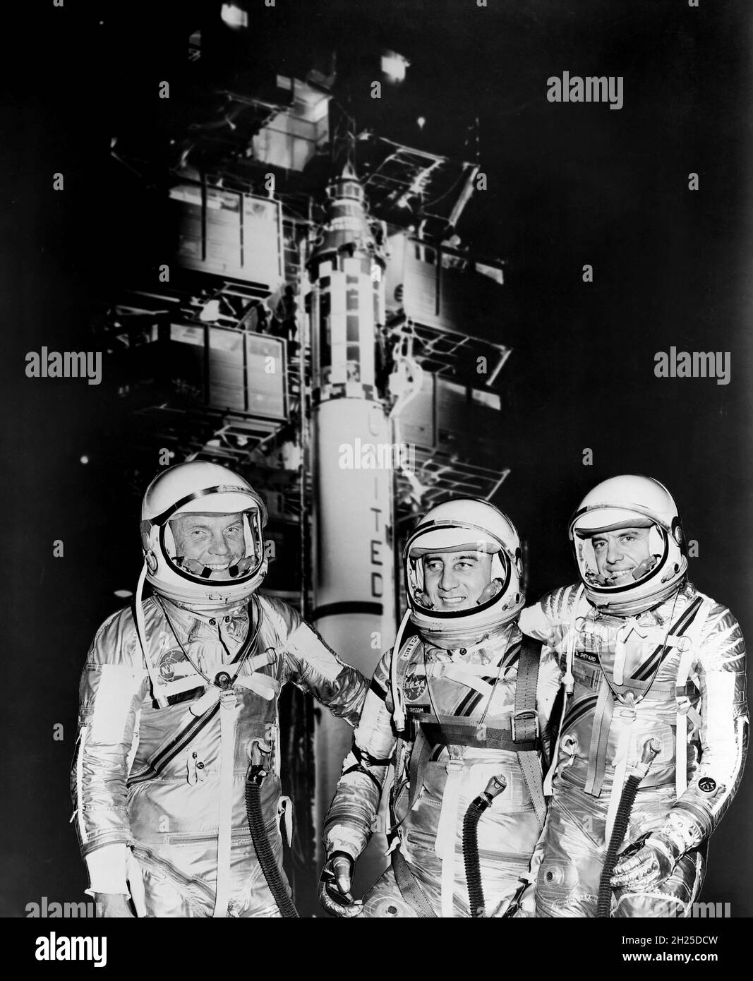 1961 -- die ersten drei Amerikaner im All, Merkur-Astronauten, von links, John H. Glenn Jr., Virgil I. (GUS) Grissom und Alan B. Shepard Jr., die bei Redstone-Rakete in ihren Raumanzügen stehen. Stockfoto