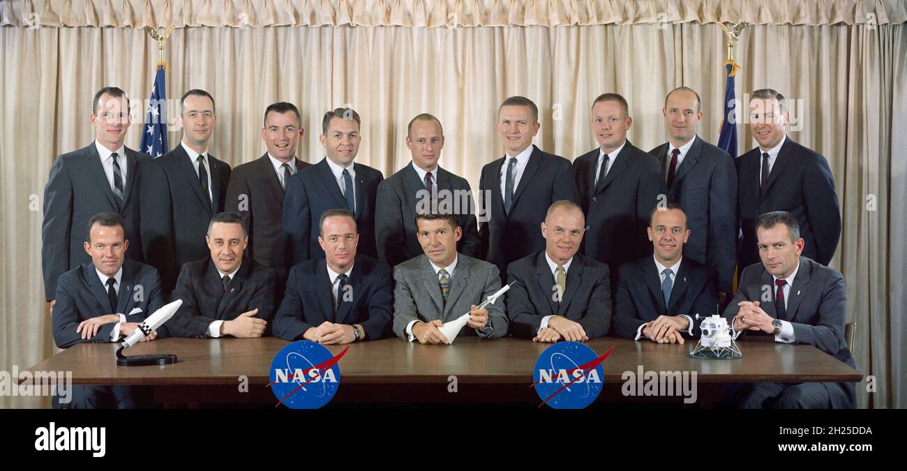 (1963) --- die ersten beiden Astronautengruppen, die von der National Aeronautics and Space Administration (NASA) ausgewählt wurden. Die ursprünglichen sieben Mercury-Astronauten, die im April 1959 ausgewählt wurden, sitzen von links nach rechts, L. Gordon Cooper Jr., Virgil I. Grissom, M. Scott Karpenter, Walter M. Schirra Jr., John H. Glenn Jr., Alan B. Shepard Jr. und Donald K. Slayton. Die zweite Gruppe von NASA-Astronauten, die im September 1962 benannt wurde, sind links nach rechts Edward H. White II, James A. McDivitt, John W. Young, Elliot M. See Jr., Charles Conrad Jr., Frank Borman, Neil A. Armstrong, Thomas P. Stafford und James A. L. Stockfoto