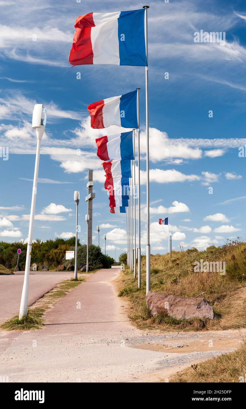 Lothringen Kreuz mit der französischen Flagge am Juno Strand in der Nähe von Courseulles Sur Mer in Frankreich Stockfoto