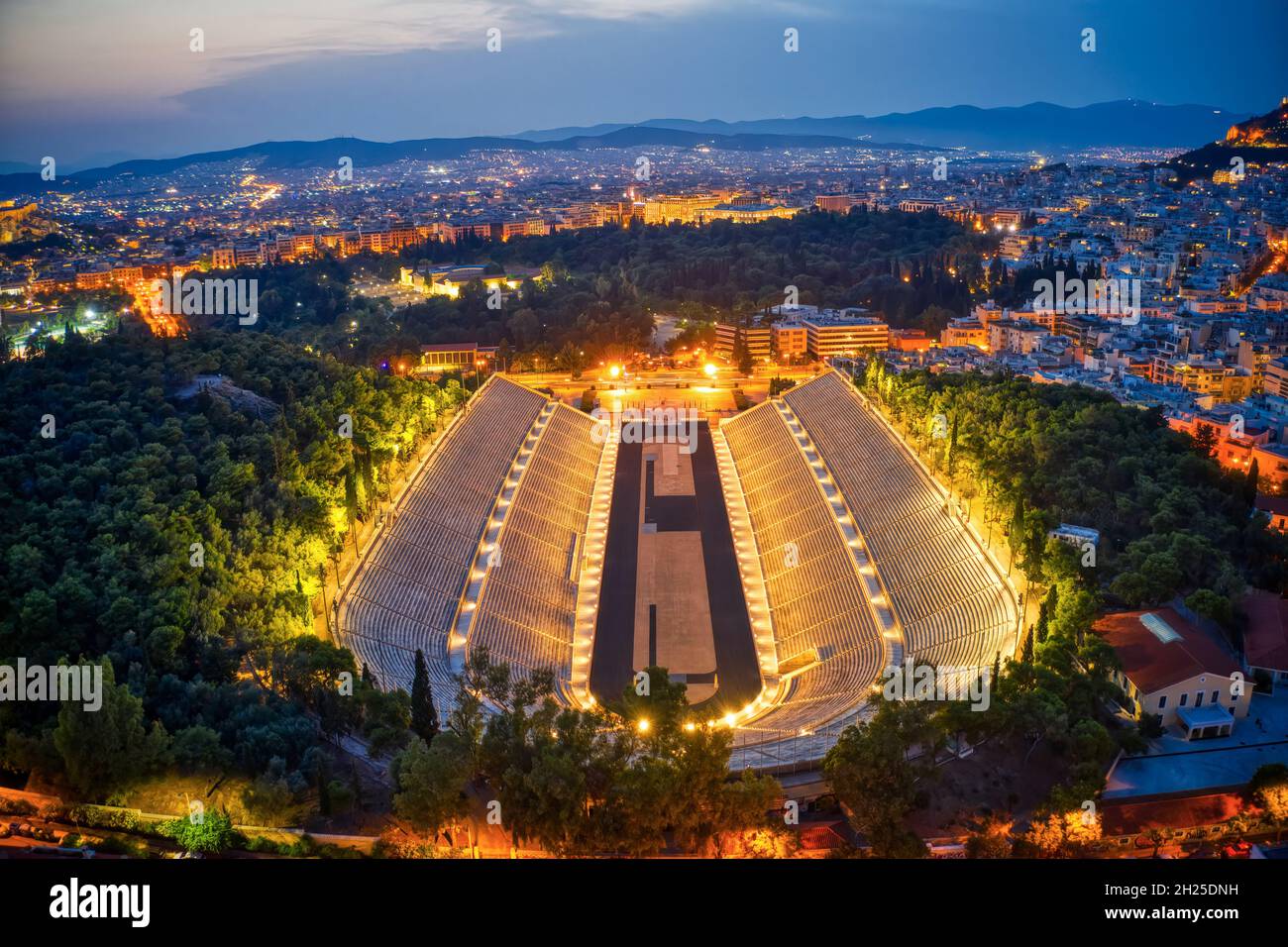 Luftaufnahme des ikonischen beleuchteten antiken Kalimarmaro oder des Panathenaic-Stadions, Austragungsort der ersten Olympischen Spiele in Athen, Attika, Griechenland Stockfoto