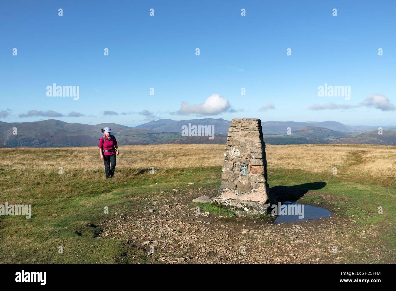 Walker nähert sich dem Ordnance Survey Triangulation Point auf dem Gipfel des Loadpot Hill, Lake District, Cumbria, Großbritannien Stockfoto