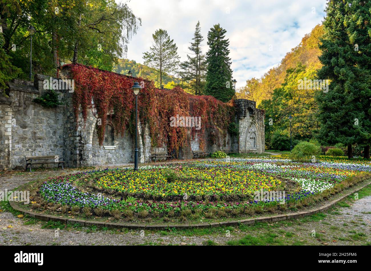 Schöne bunte hängenden Garten des Palastes in Lillafared Ungarn Herbst Saison im Nationalpark Bukk Stockfoto