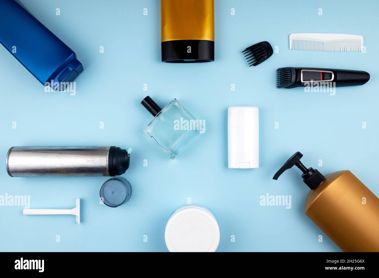 Verschiedene Kosmetikartikel für Männer auf pastelblauem Hintergrund. Toilettenartikel-Set oder -Set Stockfoto