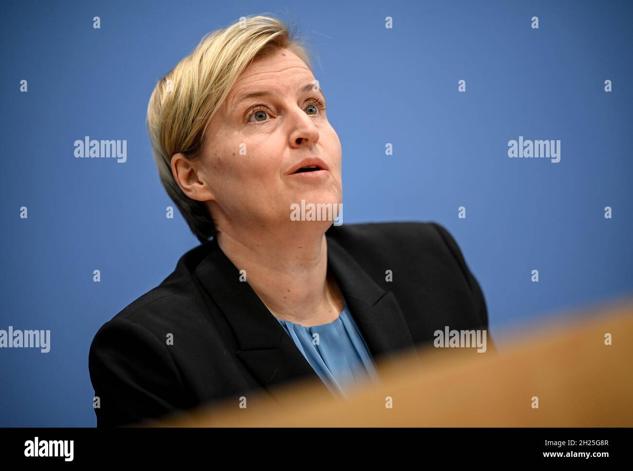 Berlin, Deutschland. Oktober 2021. Dagmar Pruin, Präsidentin von Bread for the World, spricht auf einer Pressekonferenz zum 16. Entwicklungspolitischen Bericht. Kredit: Britta Pedersen/dpa-Zentralbild/dpa/Alamy Live Nachrichten Stockfoto