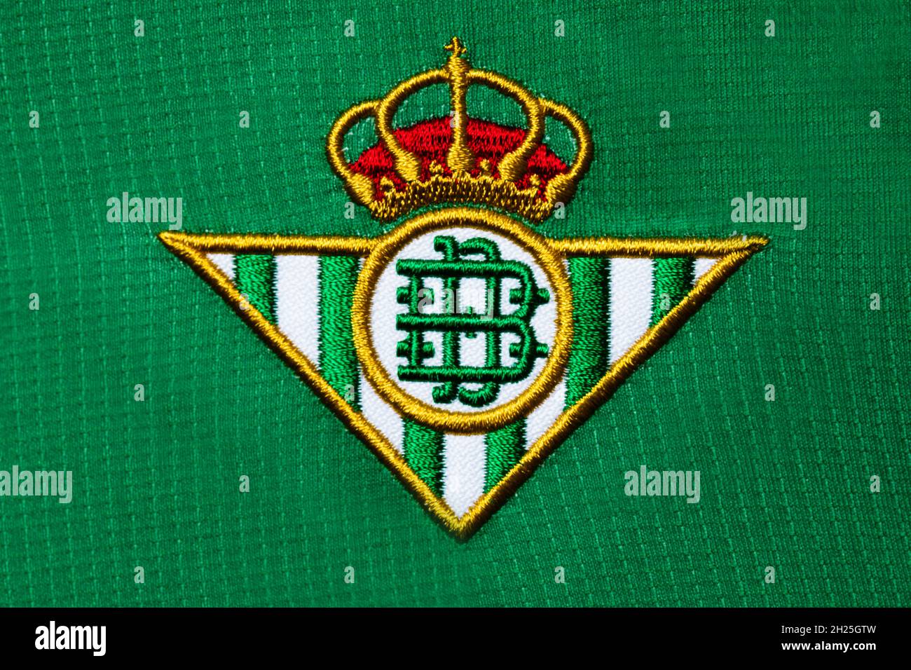 Nahaufnahme des Vereinswappens von Real Betis. Stockfoto