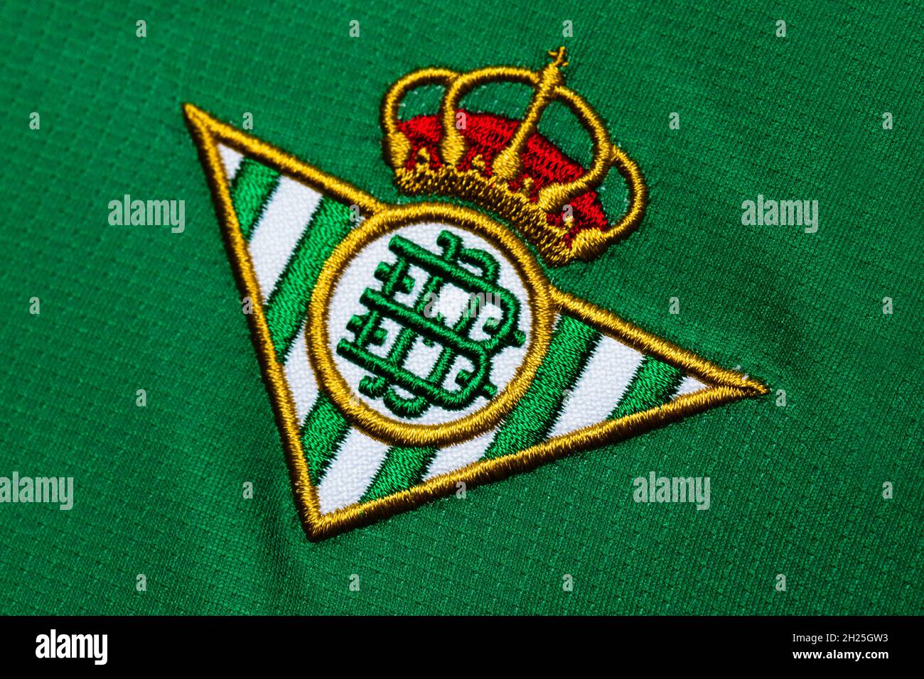 Nahaufnahme des Vereinswappens von Real Betis. Stockfoto