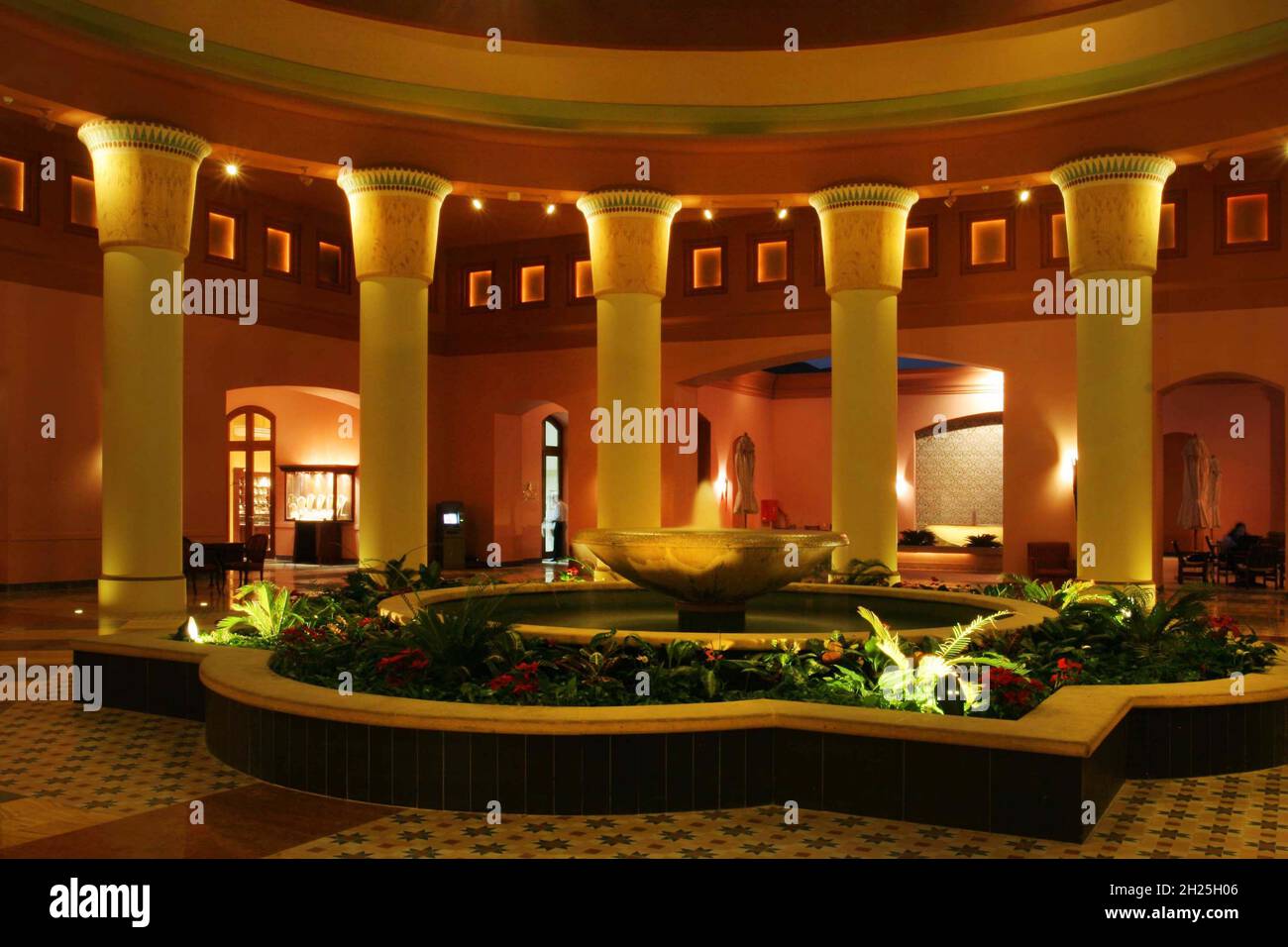 Architektonisches Innenfoyer Empfang des nahöstlichen Hotels Taba Heights, Sinai Rotes Meer Golf von Aqaba Ägypten Brunnen Stockfoto