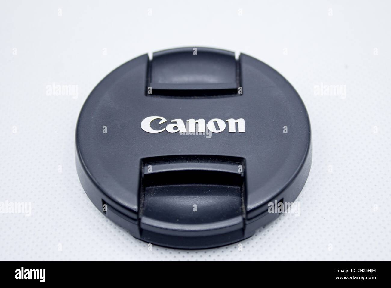 Canon Gegenlichtblende 50 mm isoliert auf weißem Hintergrund. Stockfoto