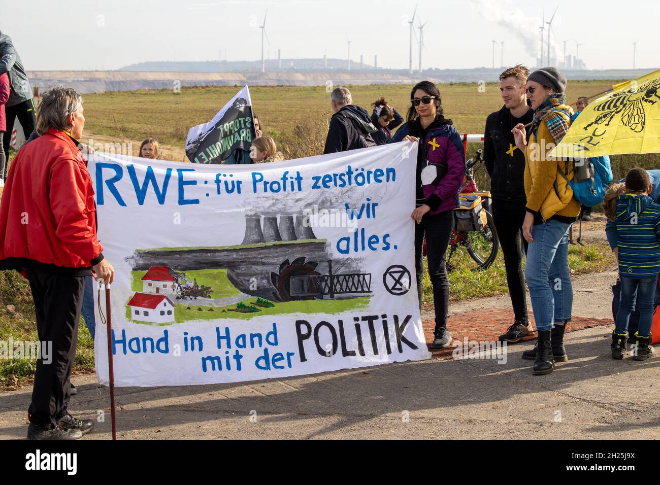 Demonstration bei der Tagebaumine Garzweiler2 in der Nähe von Lützerath. Demonstranten mit Fahnen, Fahnen und Bannern für die Erhaltung des bedrohten V. Stockfoto