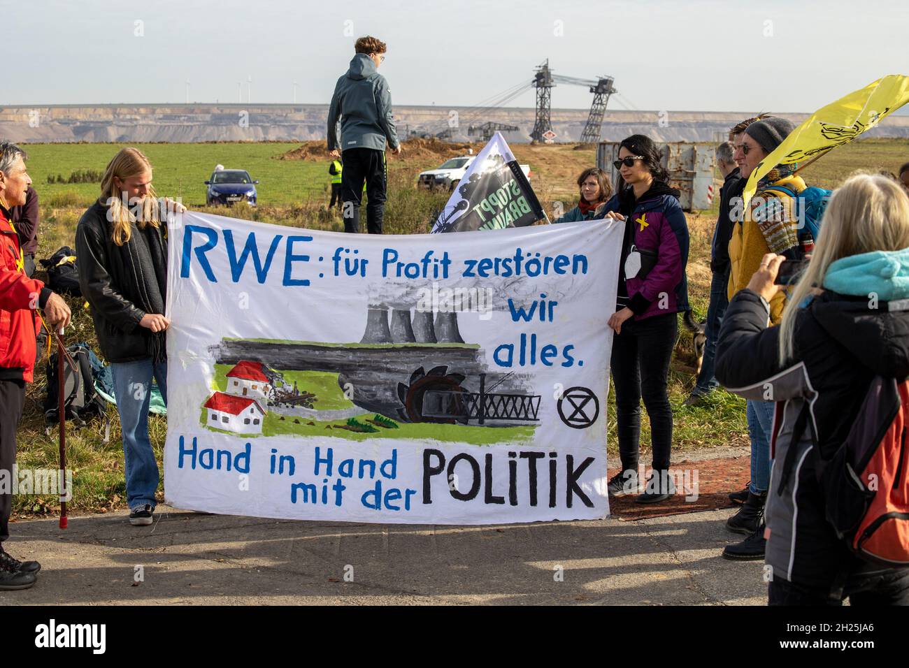 Demonstration bei der Tagebaumine Garzweiler2 in der Nähe von Lützerath. Demonstranten mit Fahnen, Fahnen und Bannern für die Erhaltung des bedrohten V. Stockfoto