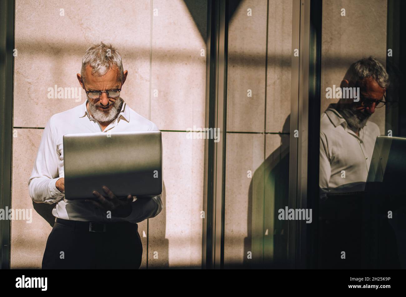 Reifer Mann, der an seinem Notebook-Computer arbeitet Stockfoto