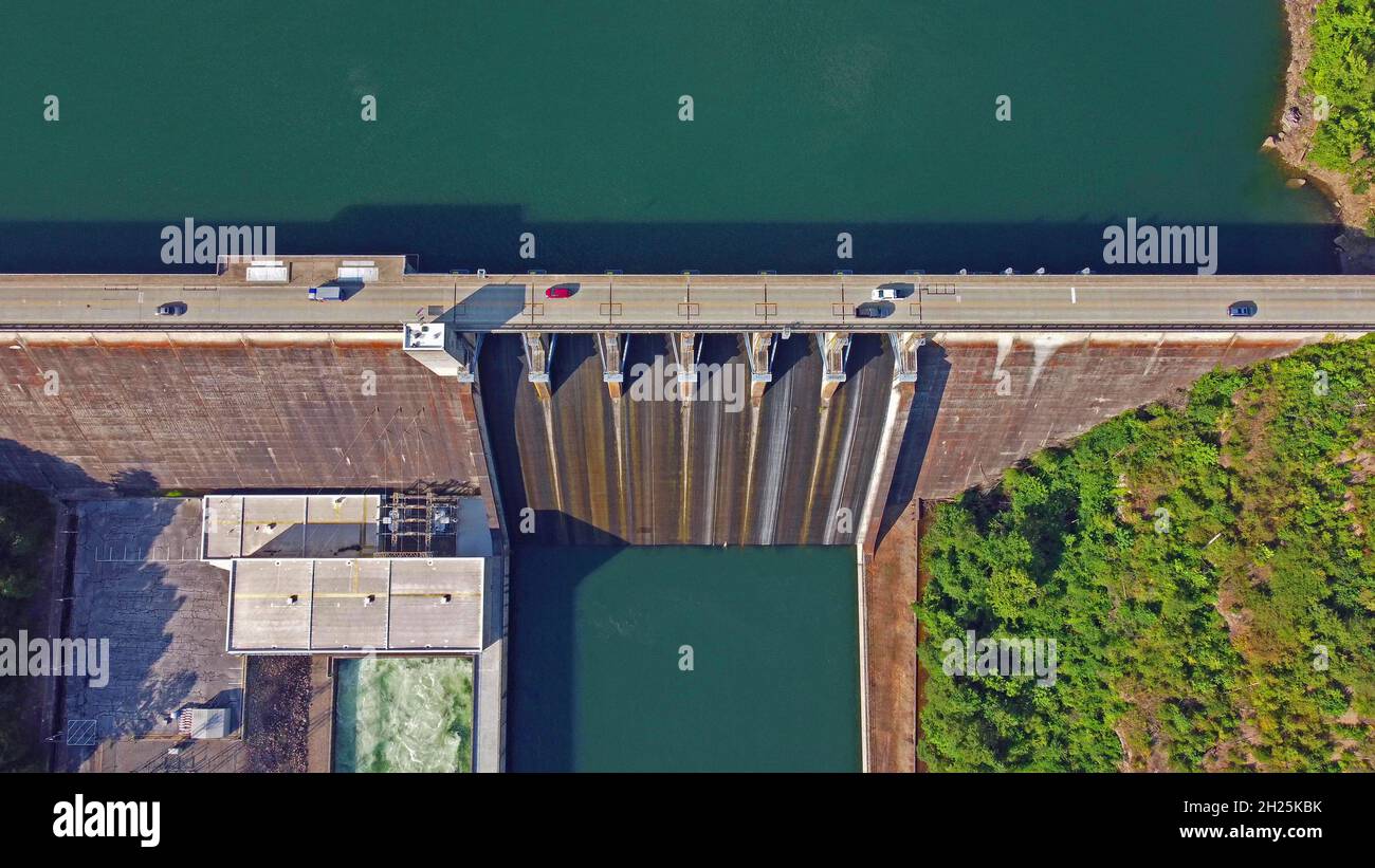 Blick aus der Vogelperspektive auf den Greers Ferry Dam, der an einem sonnigen Nachmittag im Sommer 2021 in der Nähe von Heber Springs, Arkansas, Strom erzeugt. Stockfoto
