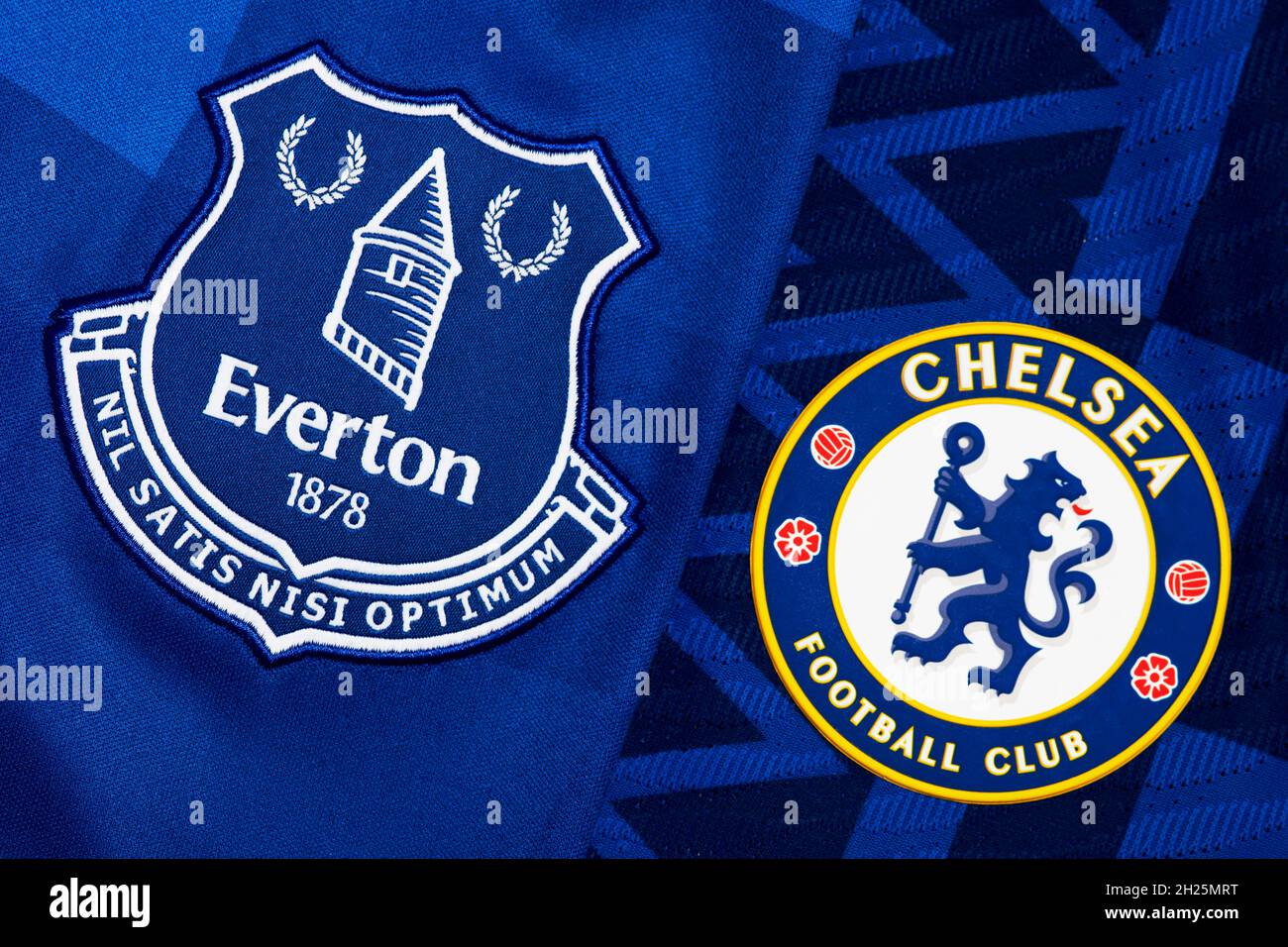 Nahaufnahme des Vereinswappens von Everton & Chelsea. Stockfoto