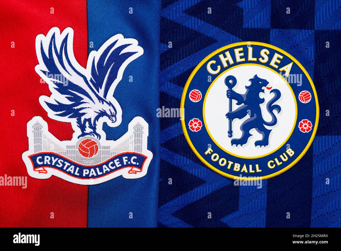 Nahaufnahme des Crystal Palace & Chelsea Clubwappens. Stockfoto