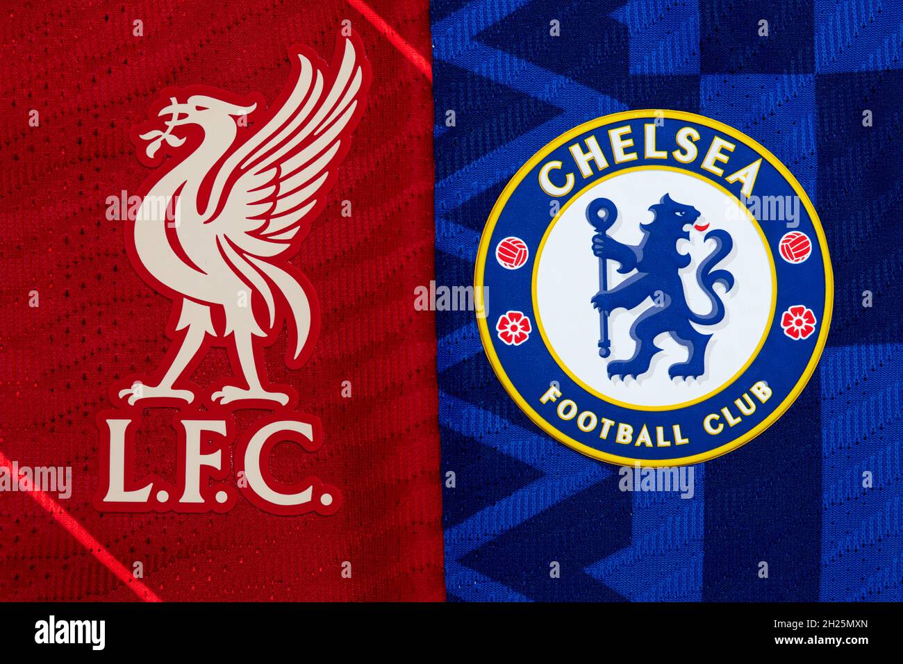 Nahaufnahme des Vereinswappens von Liverpool & Chelsea. Stockfoto