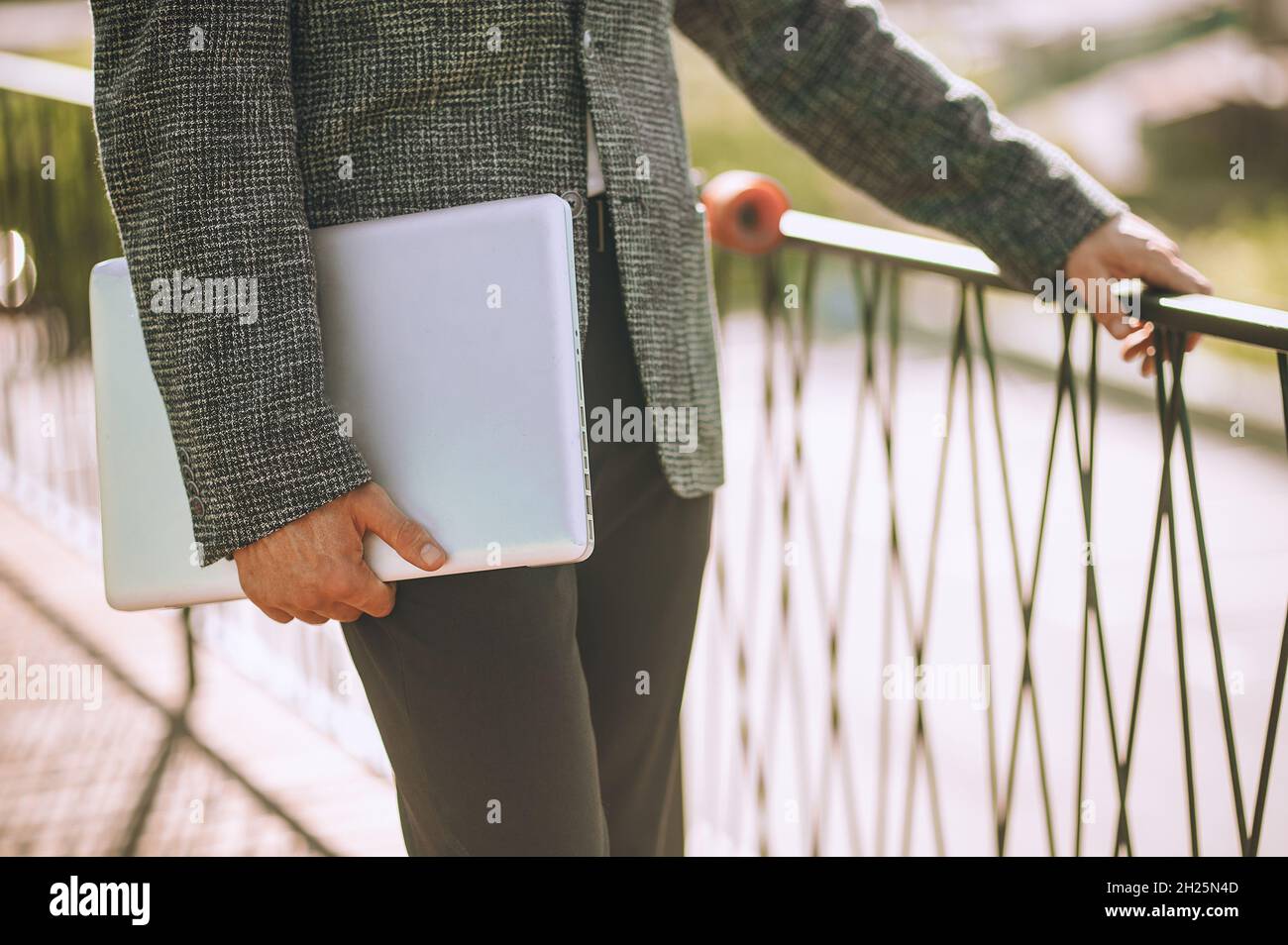 Kaukasischer Mann mit dem Notebook-Computer im Freien Stockfoto