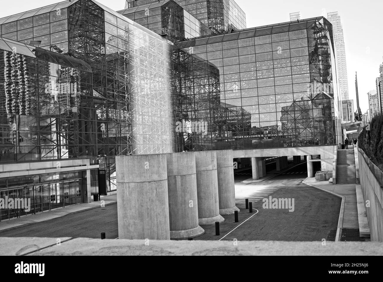 New York, NY, USA - 20. Okt 2021: Javits Convention Center zeigt Reflexionen und Strukturen durch Muster im Glas Stockfoto