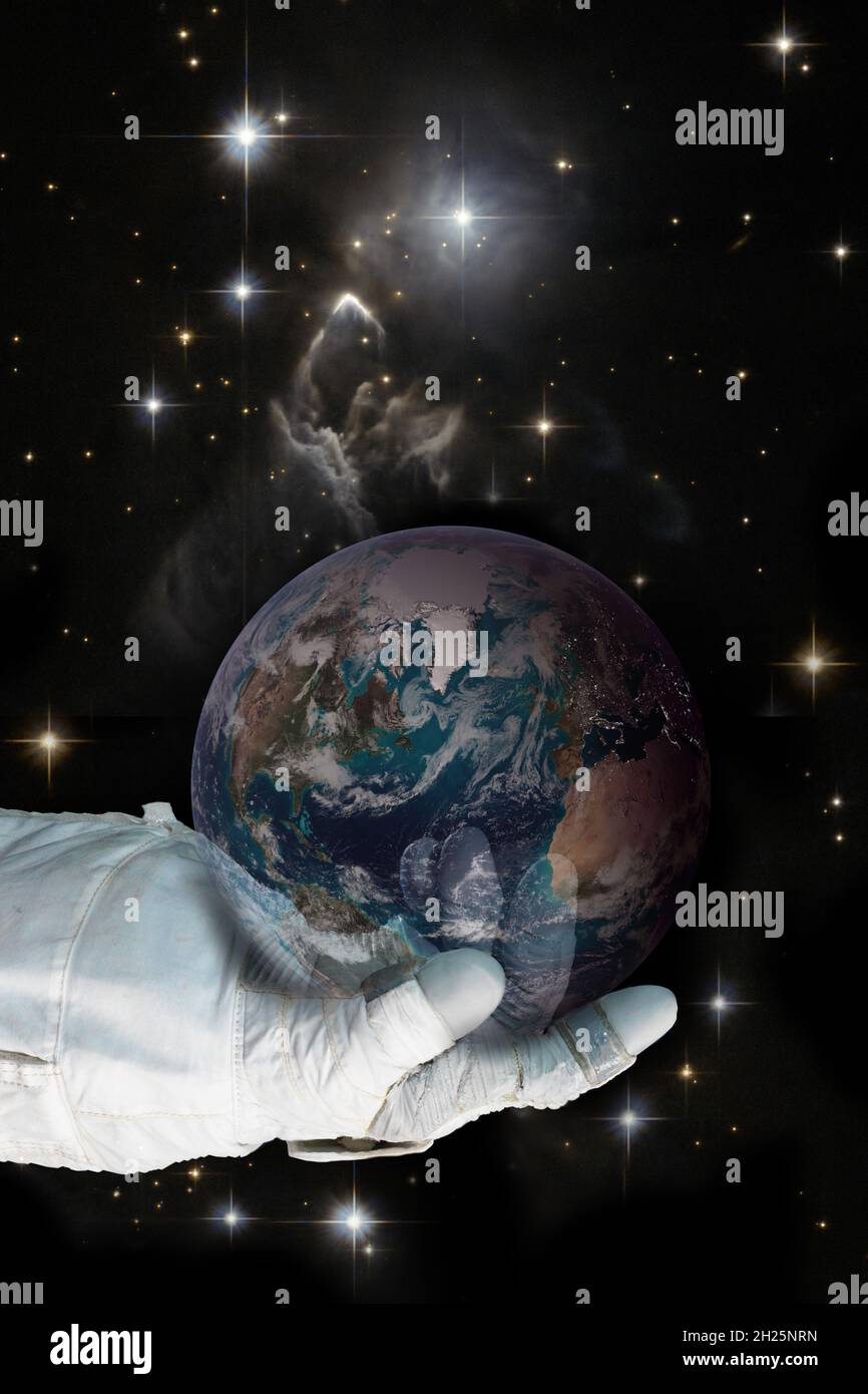 Astronautenhand hält den lichtdurchlässigen Planeten Erde vorsichtig. Konzept von Pflege und Ökologie. Erde im schönen Raum mit Sternen in den Händen der Menschheit. El Stockfoto