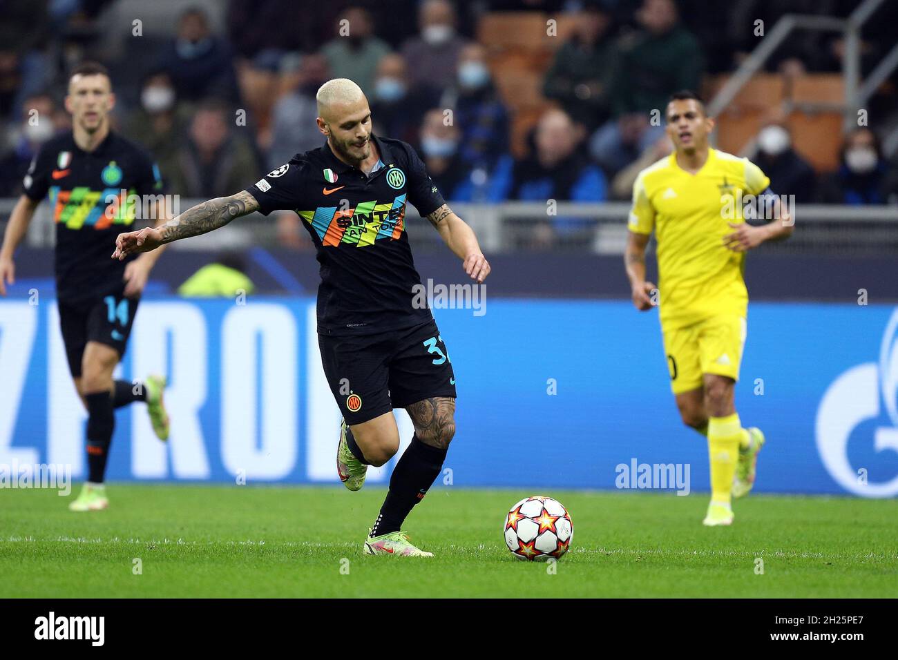 Federico Dimarco vom FC Internazionale kontrolliert den Ball während des UEFA Champions League-Spiel der Gruppe D zwischen dem FC Internazionale und dem FC Sheriff. Stockfoto