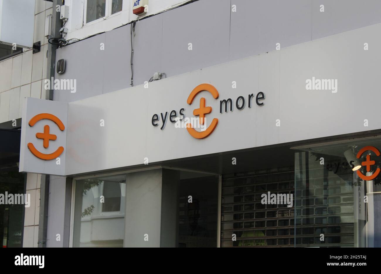 AALST, BELGIEN, 10. OKTOBER 2021: Außenansicht eines Geschäfts mit Augen und mehr Optikern. Es ist eine Augenpflegekette mit 210 Filialen in Europa. Stockfoto