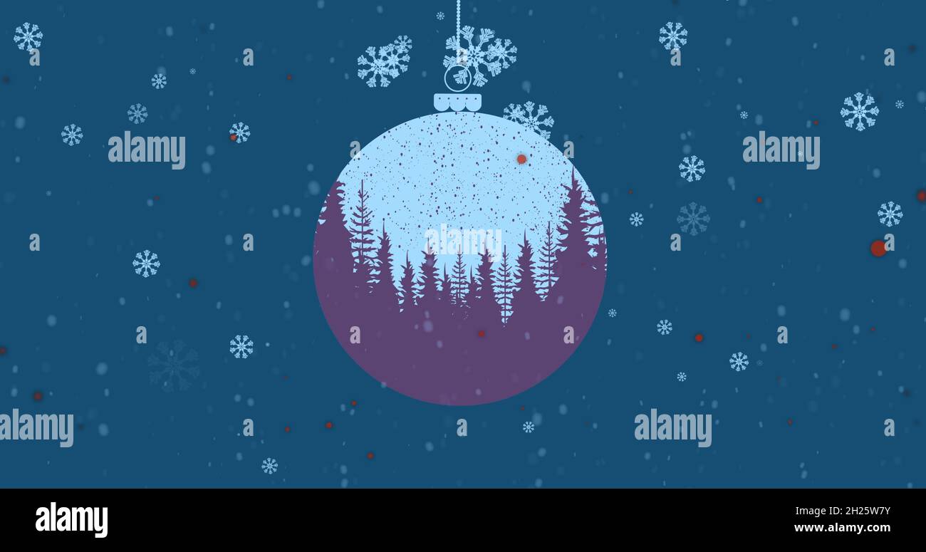 Bild von Schnee fällt über weihnachtskugel mit Bäumen auf blauem Hintergrund Stockfoto